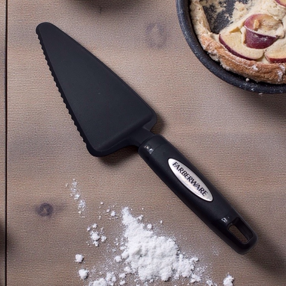 Farberware Baker’s Advantage Pie Cake Server – Black Nylon.